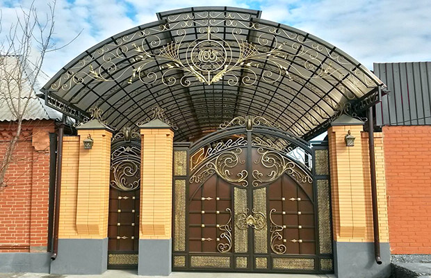 Купить или заказать ворота для дома с навесом - стильные и надежные решения для вашего участка в Канске от 41801 руб | ВоротМастер-Кнс