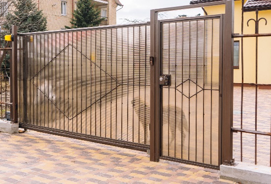 Купить ворота из профлиста с элементами ковки, с металлическими столбами в рамке или под дерево в Канске от 154245 руб